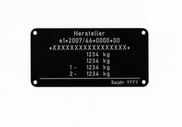 Var.15 Typenschild für die Fahrzeugklasse O1 und O2, beschriftet mit der Zusatzangabe Baujahr